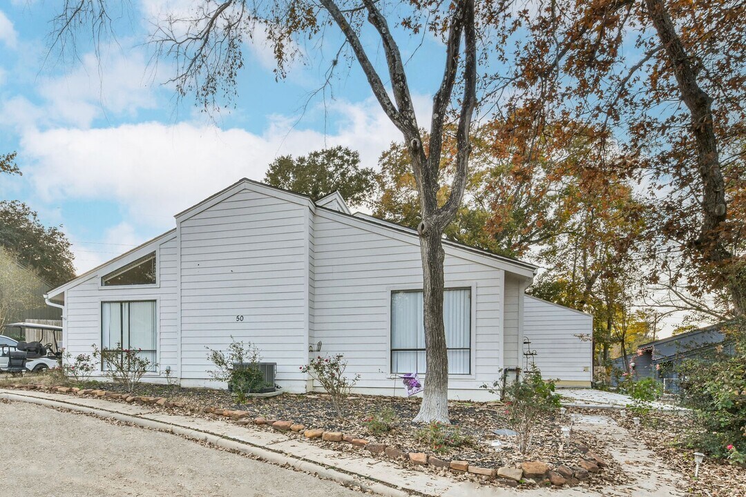 50 April Vlg in Conroe, TX - Building Photo