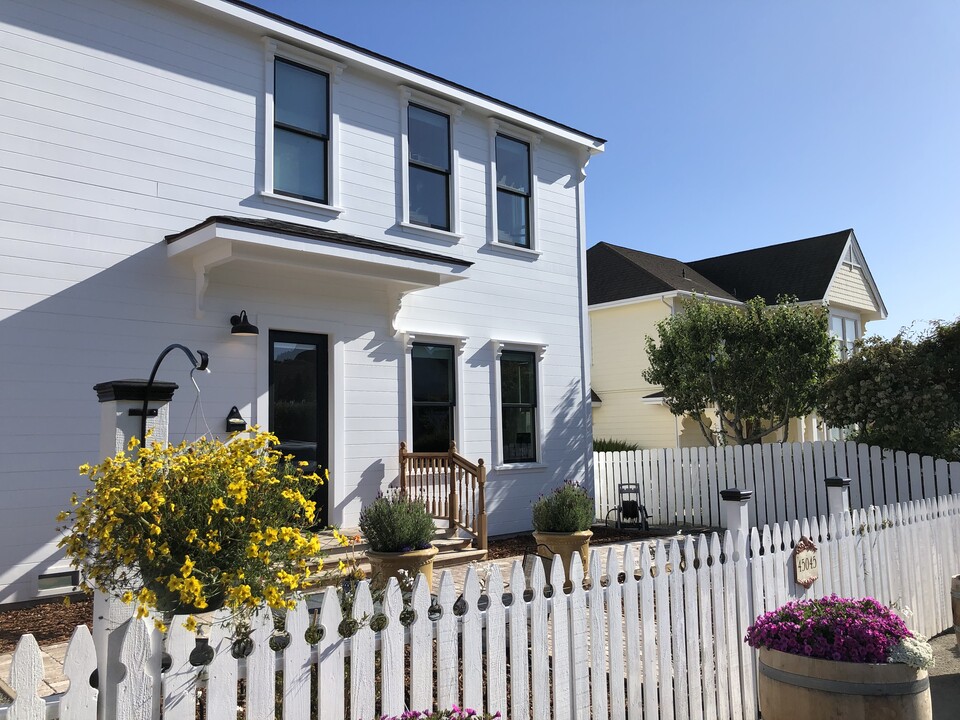 Sea View in Mendocino, CA - Building Photo