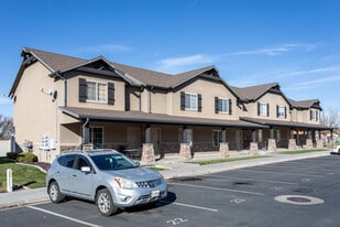 Oakwood Apartments in Roy, UT - Building Photo
