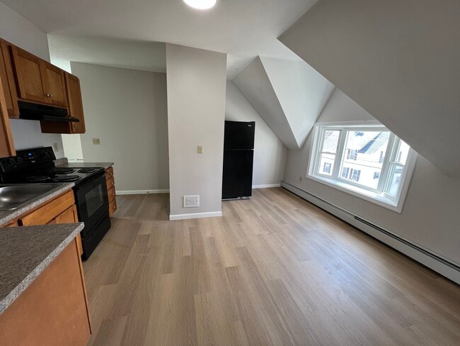 981 Valley St, Unit Apt. #3F in Manchester, NH - Foto de edificio - Building Photo