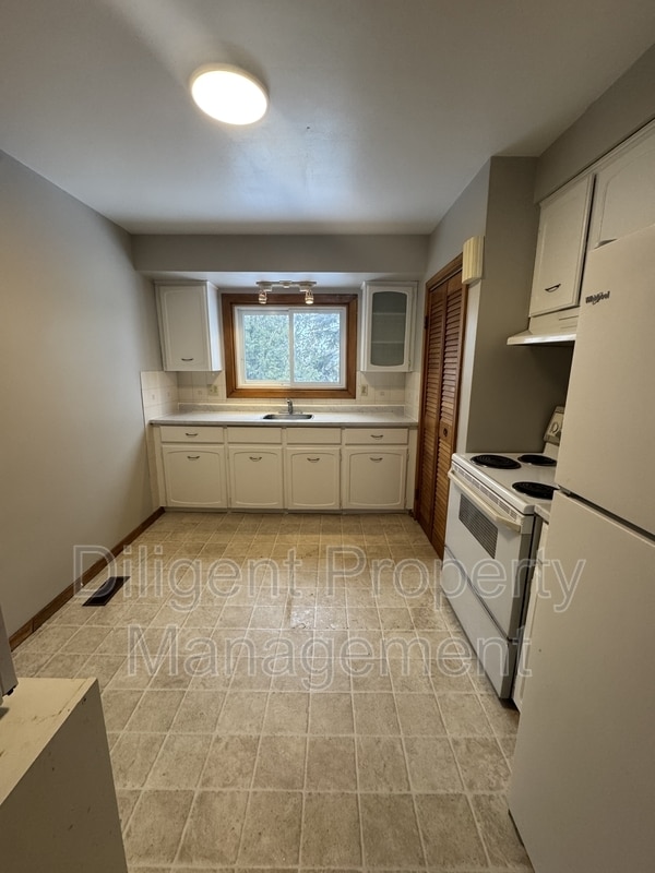 927 Ellesmere Ave in Peterborough, ON - Building Photo - Building Photo