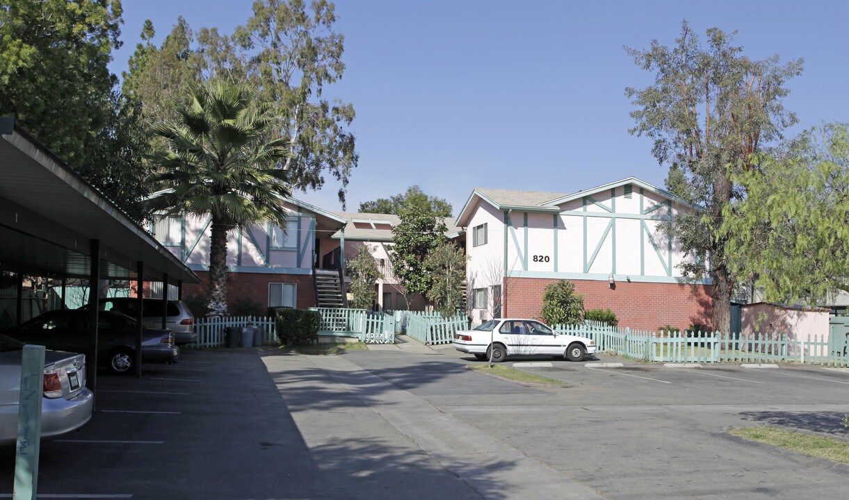820 E Mission Ave in Escondido, CA - Foto de edificio