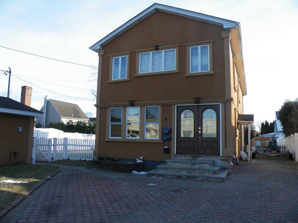 2488 N Jerusalem Rd in North Bellmore, NY - Building Photo