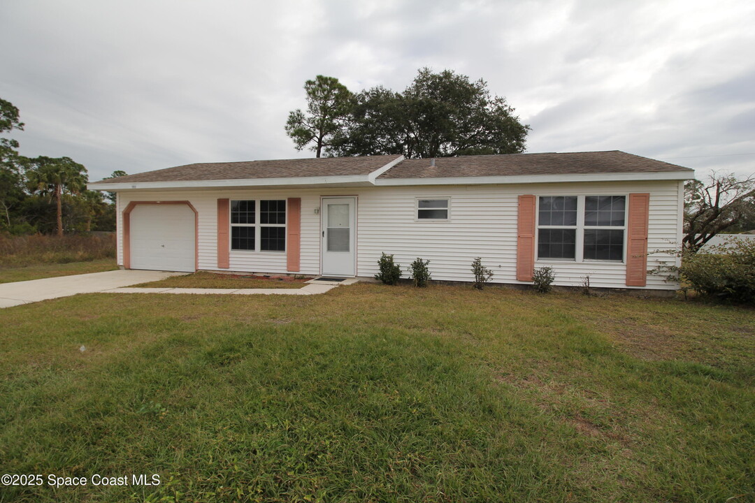 1059 Yakutat Ave SE in Palm Bay, FL - Building Photo