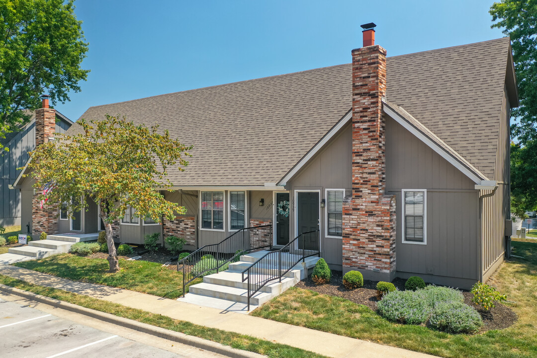 Barrington Park Townhomes in Lenexa, KS - Building Photo