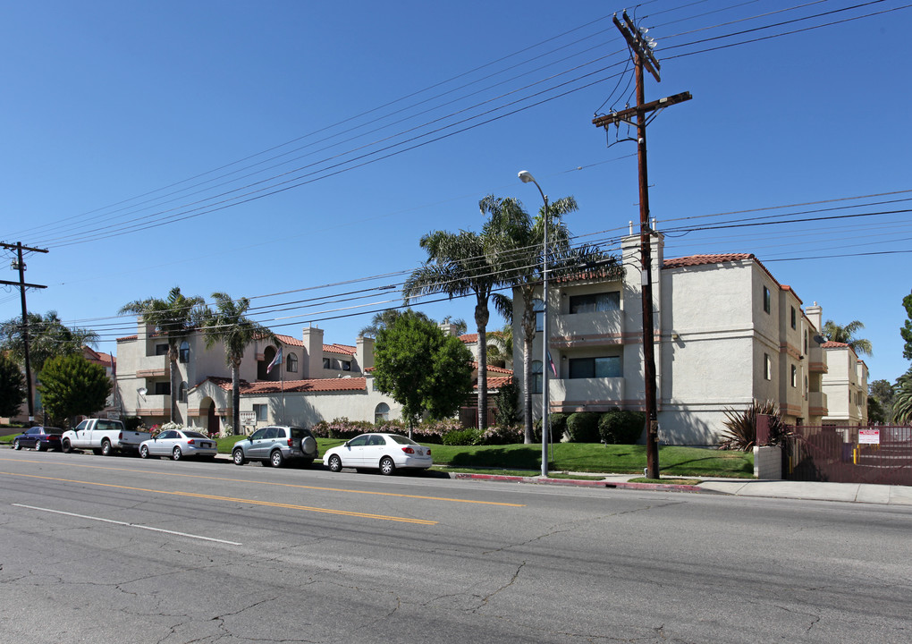 Las Palmas in Reseda, CA - Building Photo