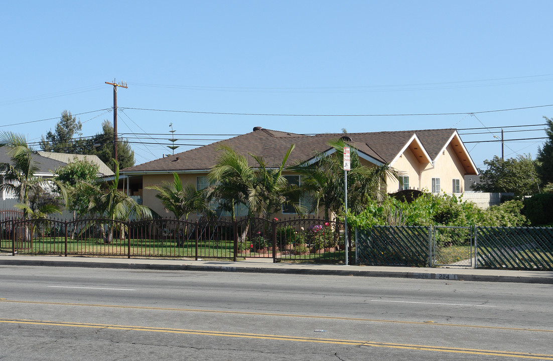 128 E Channel Islands Blvd in Oxnard, CA - Foto de edificio