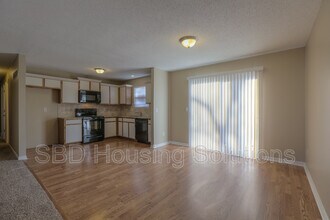 1129 NE Bryco Dr in Lee's Summit, MO - Building Photo - Building Photo