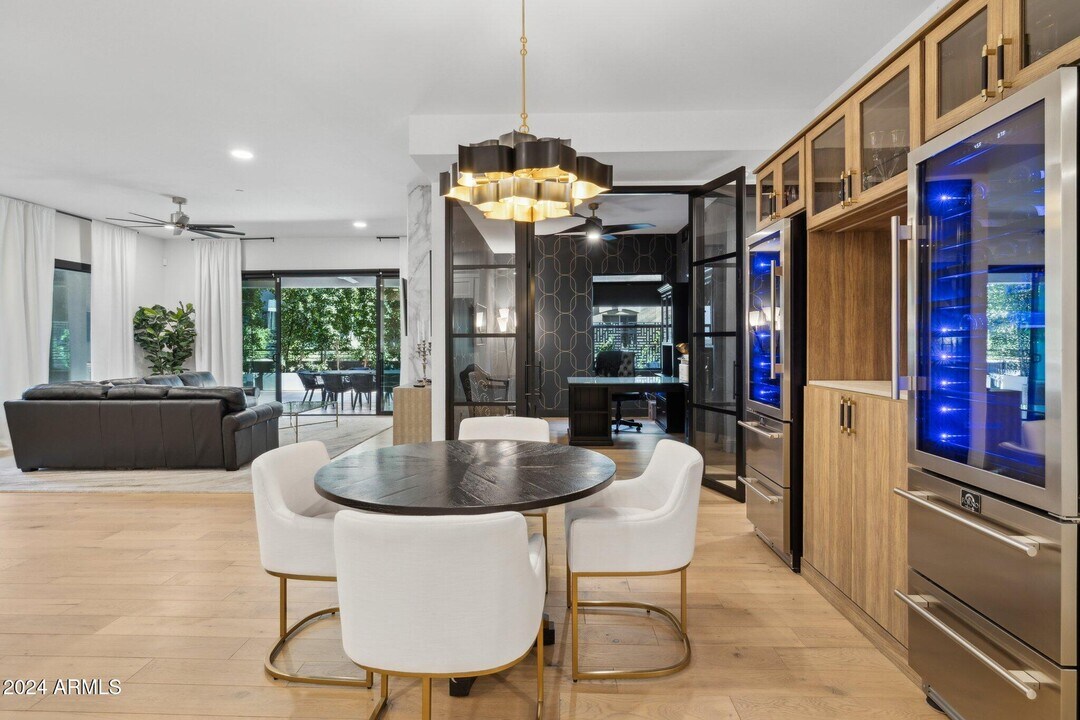 5250 E Deer Valley Dr in Phoenix, AZ - Building Photo