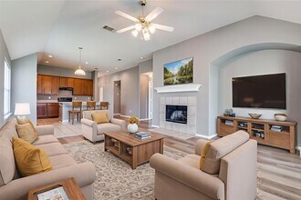 7702 Decoy Dr in Arlington, TX - Foto de edificio - Building Photo