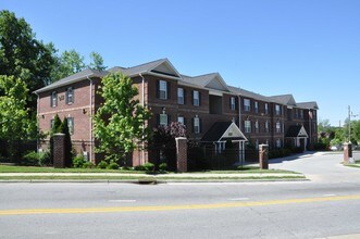 University Heights in Greensboro, NC - Foto de edificio - Building Photo