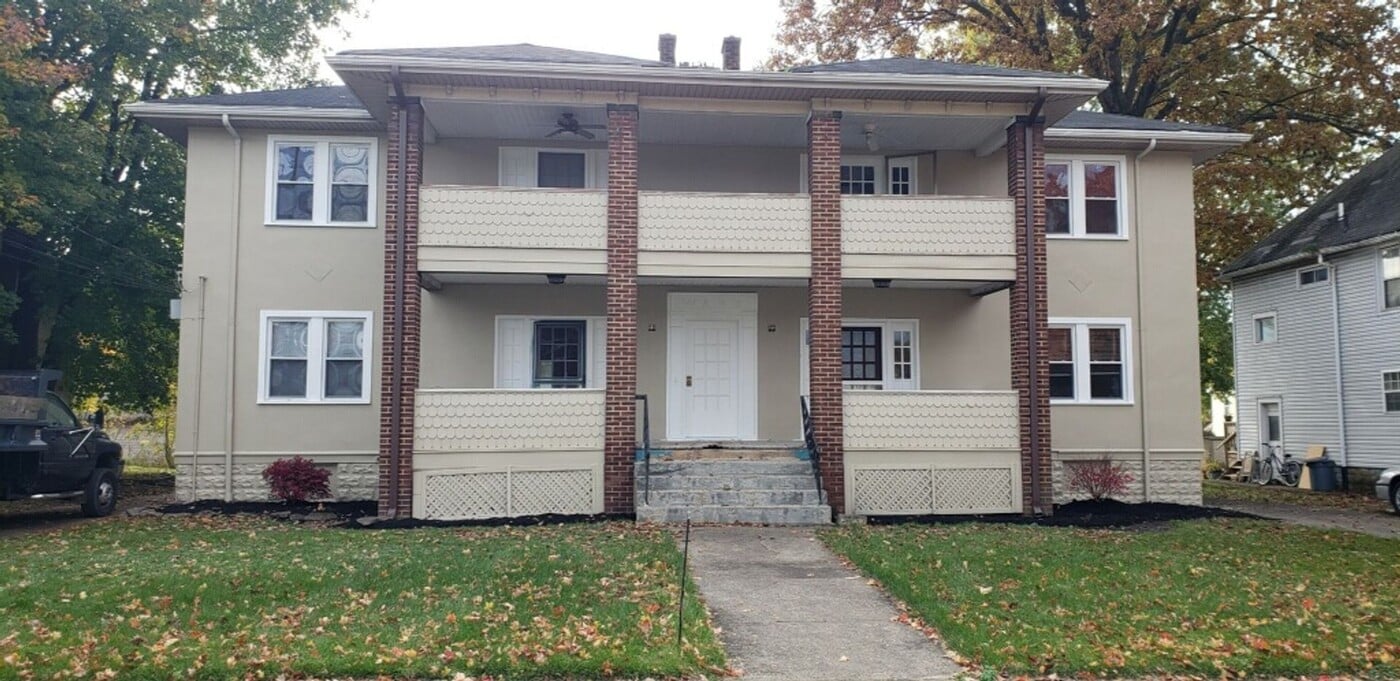 131 E Broadway Ave in Girard, OH - Building Photo
