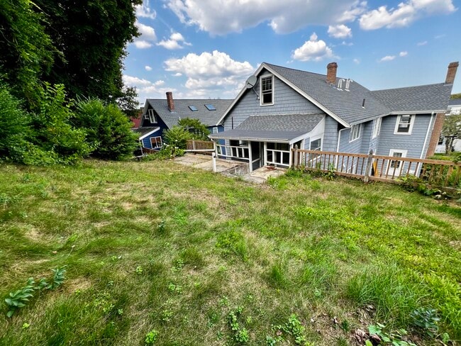 56 Edgecliff Rd, Unit 2 in Watertown, MA - Foto de edificio - Building Photo