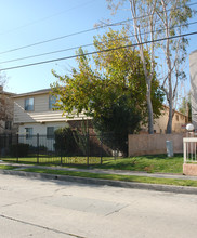 5131 Bakman Ave in North Hollywood, CA - Foto de edificio - Building Photo