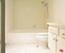2700 Cahuenga Blvd-Unit -2207 in Los Angeles, CA - Building Photo - Building Photo