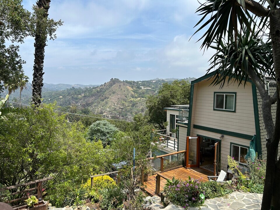 1212 Fernwood Pacific Dr in Topanga, CA - Building Photo