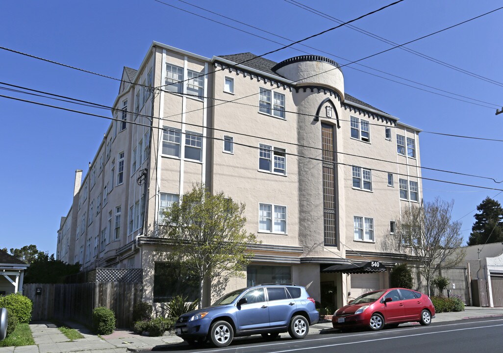 Radcliffe Arms Apartments in Oakland, CA - Building Photo