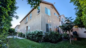 7600 N Courage Way in Van Nuys, CA - Building Photo