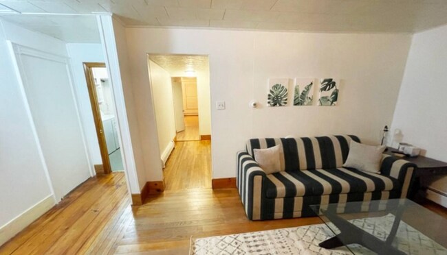 27 Frederic St, Unit A in Portland, ME - Foto de edificio - Building Photo