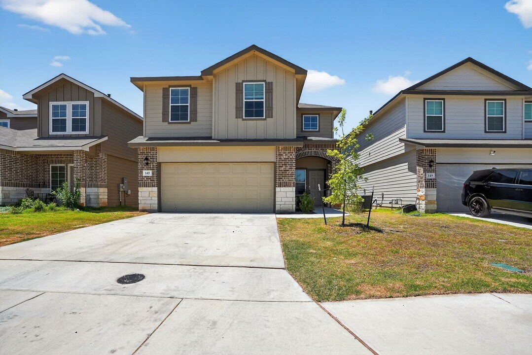 145 Honors St in Floresville, TX - Building Photo