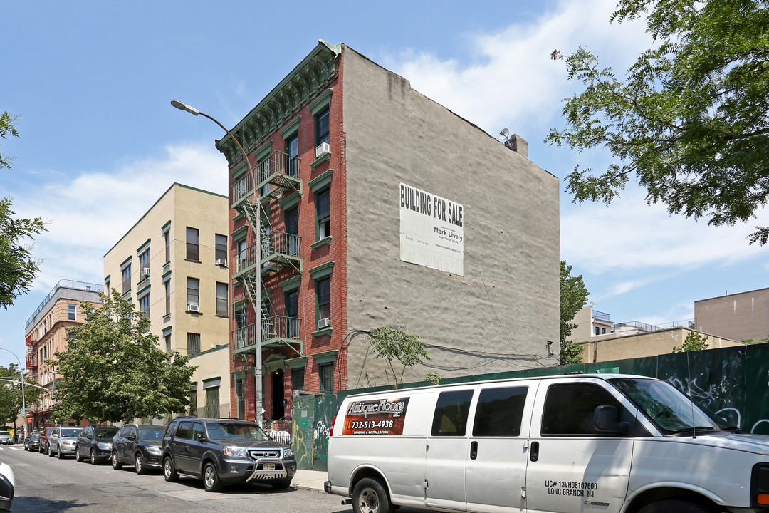 194 Humboldt St in Brooklyn, NY - Building Photo