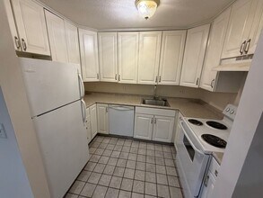 565 Talcottville Rd in Vernon, CT - Foto de edificio - Building Photo