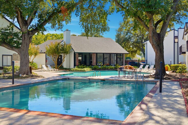 Woodtrail Apartment Homes in Houston, TX - Foto de edificio - Building Photo