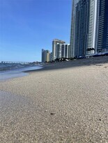 17600 N Bay Rd in Sunny Isles Beach, FL - Building Photo