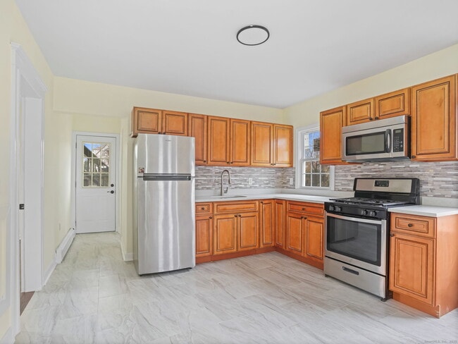 90 Amsterdam Ave in Bridgeport, CT - Building Photo - Building Photo