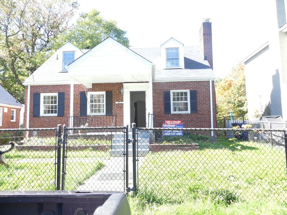 866 N Abingdon St in Arlington, VA - Foto de edificio