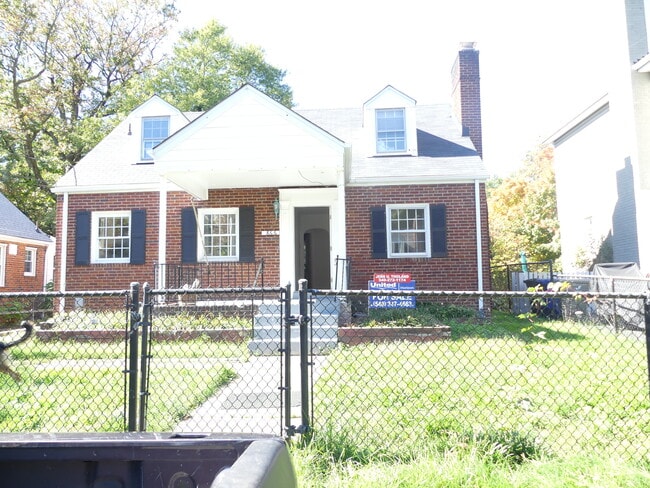 property at 866 N Abingdon St