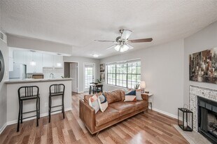 12660 Ashford Point Dr in Houston, TX - Building Photo