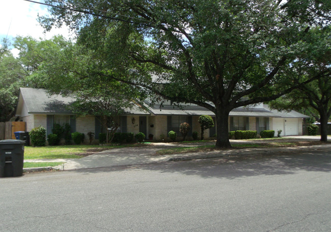 334 E Terra Alta Dr in San Antonio, TX - Building Photo - Building Photo