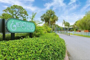 5662 SE Windsong Ln in Stuart, FL - Building Photo