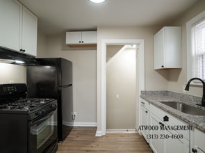 Fully Renovated 3-Bedroom Home – Move-In Ready for You! in Detroit, MI - Foto de edificio - Building Photo