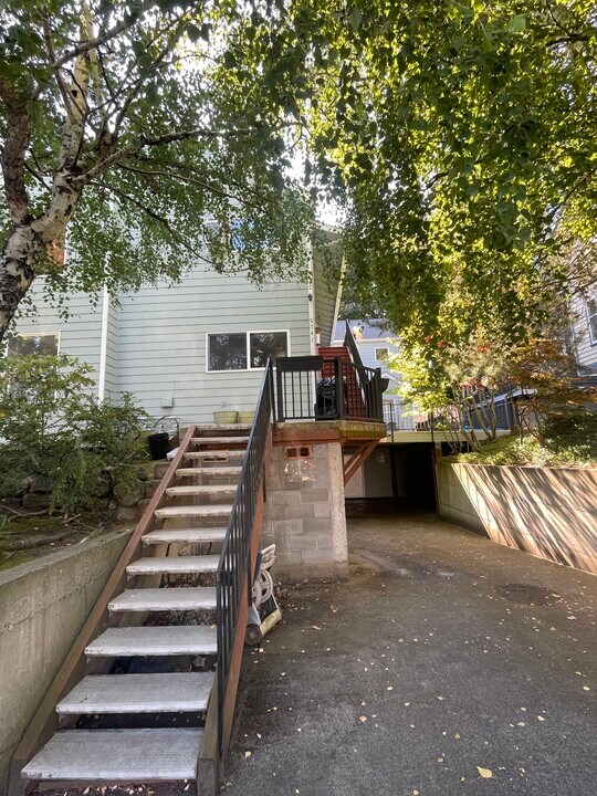 9741 Woodlawn Ave N, Unit A in Seattle, WA - Building Photo