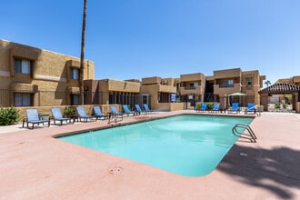 Papago Crossing in Phoenix, AZ - Foto de edificio - Building Photo