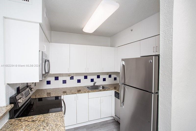 1428 Bay Rd, Unit S-042 in Miami Beach, FL - Building Photo