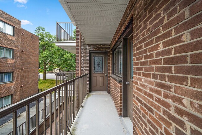 Le Camelia in Montréal, QC - Building Photo - Building Photo