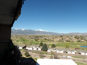 411 Lakewood Cir in Colorado Springs, CO - Foto de edificio - Building Photo