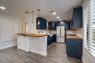 1043 Springdale Rd in Austin, TX - Building Photo - Building Photo