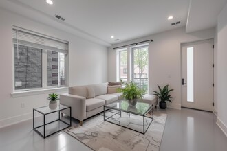 1814 W Thomas St, Unit 1F in Chicago, IL - Building Photo - Building Photo