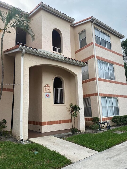 3350 Pinewalk Dr N in Margate, FL - Foto de edificio