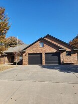1204 Locust Dr in Blanchard, OK - Building Photo