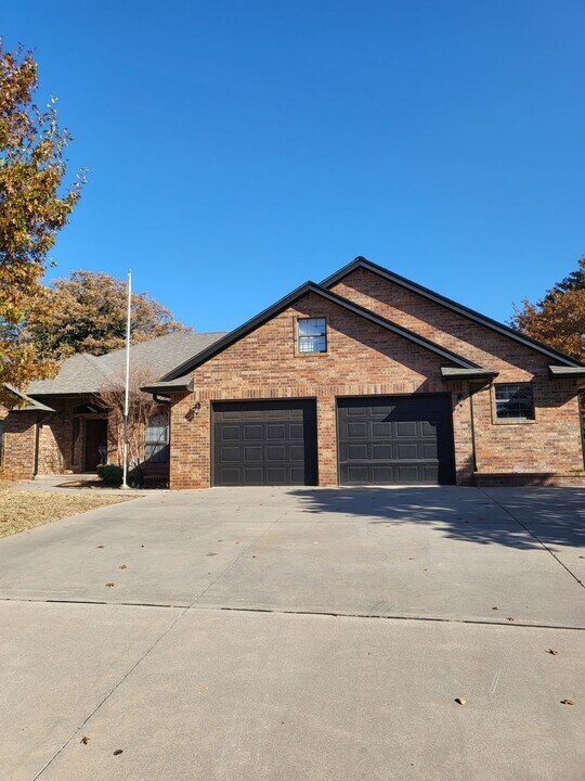 1204 Locust Dr in Blanchard, OK - Building Photo