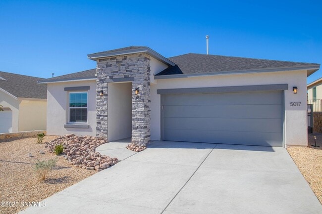 5017 Sand Strm Rd in Las Cruces, NM - Foto de edificio - Building Photo