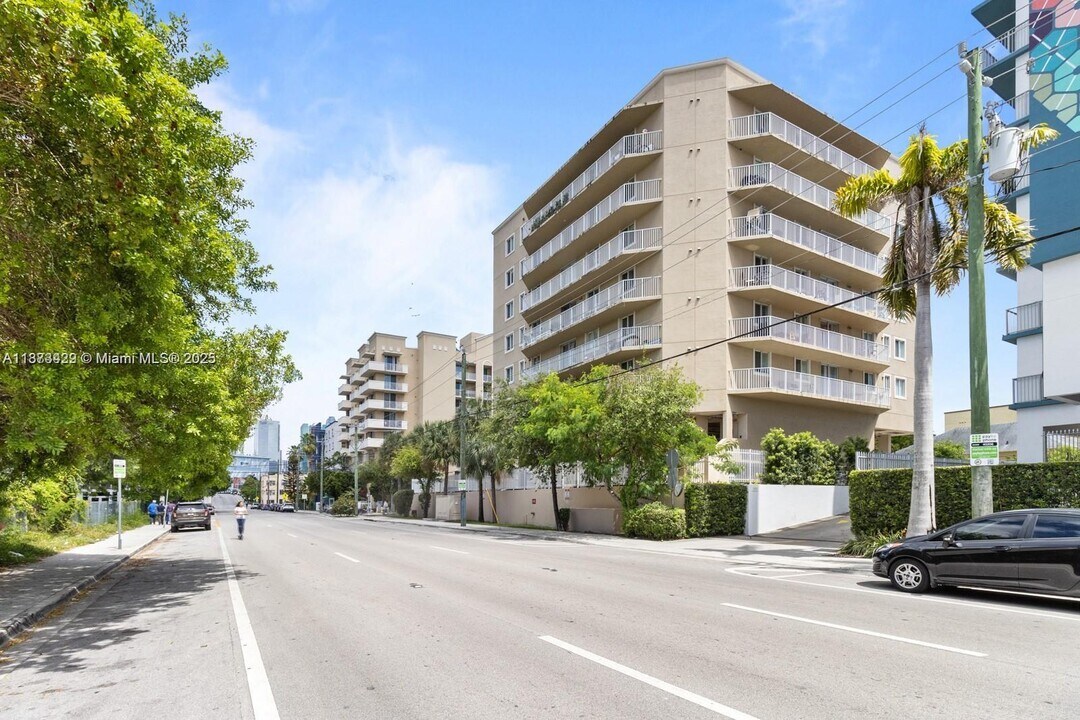 102 SW 6th Ave in Miami, FL - Building Photo