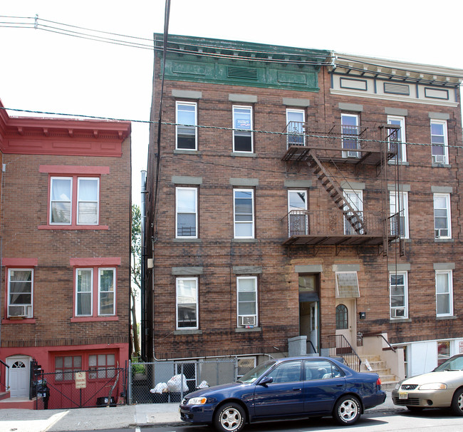 1213 7th St in North Bergen, NJ - Foto de edificio - Building Photo