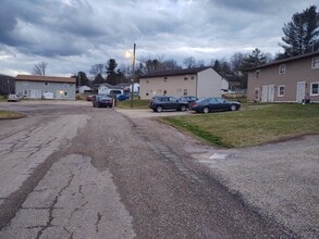 212 Patricia Dr, Unit E in Byesville, OH - Building Photo - Building Photo