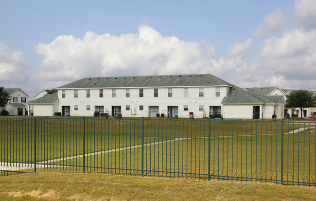 Stone Ranch Townhomes in Seguin, TX - Foto de edificio - Building Photo